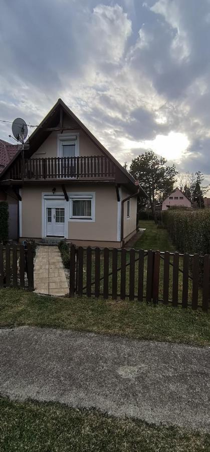 Kotnyek Nyaralo Villa Balatonkeresztur Luaran gambar